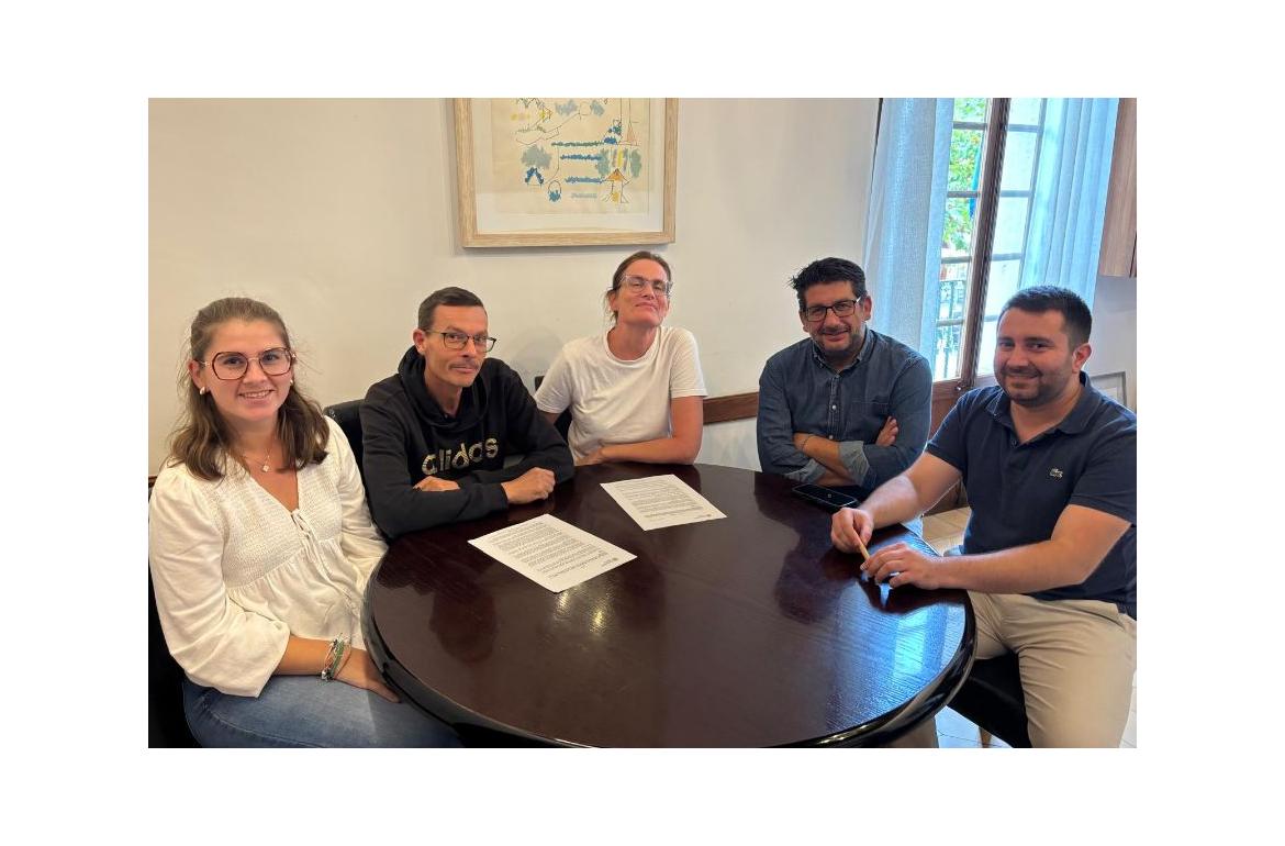 conveni amb els representants de l'Associació de Famílies