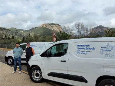 El batle, Llorenç Perelló i el regidor de Manteniment, Toni Mateu Morro amb els nous vehicles adquirits per a la brigada municipal.