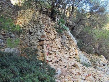 L'Ajuntament d'Alaró i la propietat de la finca de Sa Bastida signen un conveni per a la investigació arqueològica i la rehabilitació de la fortalesa del Puig de La Mola